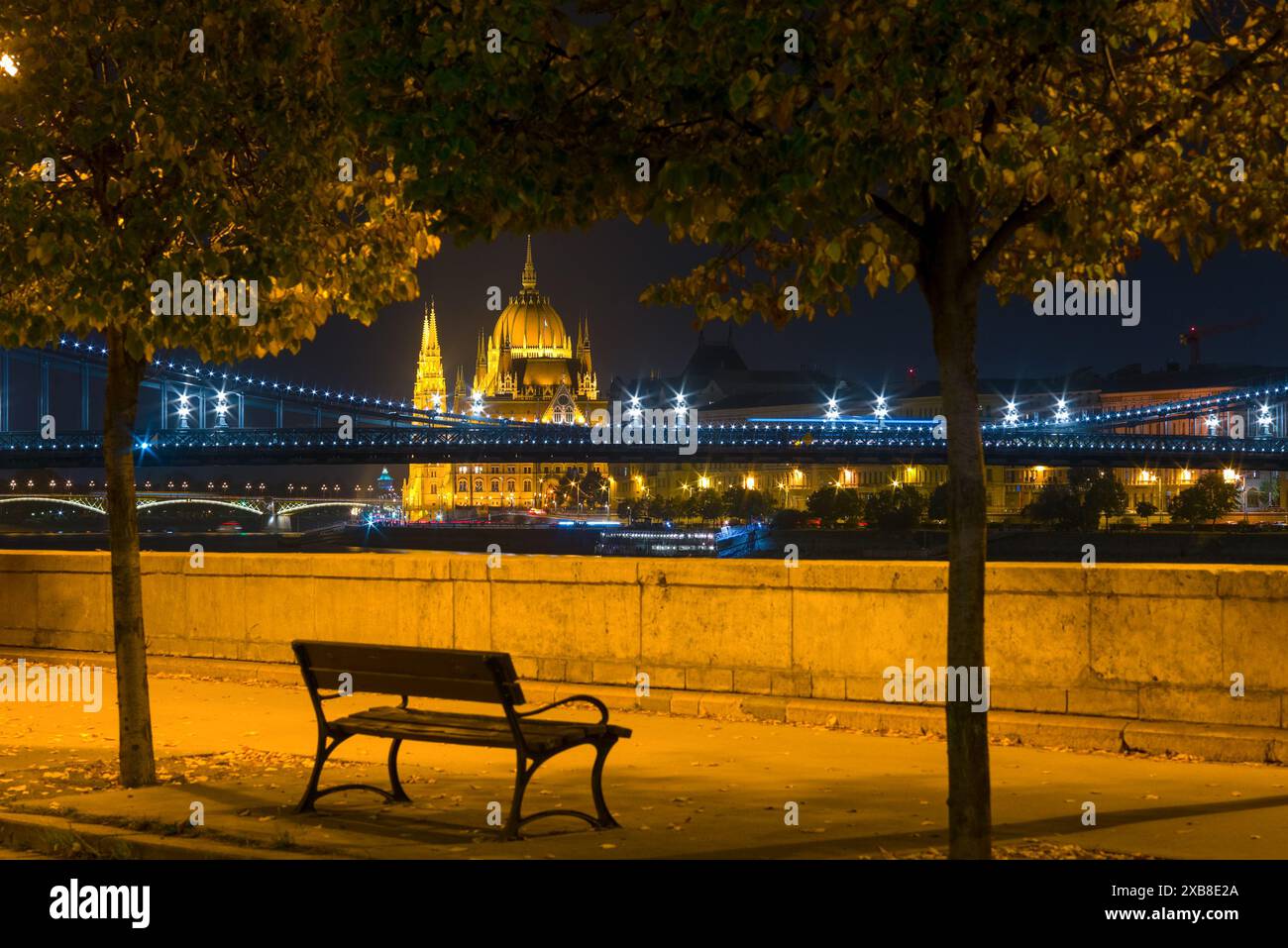 Vista notturna di Budapest con panchina Foto Stock
