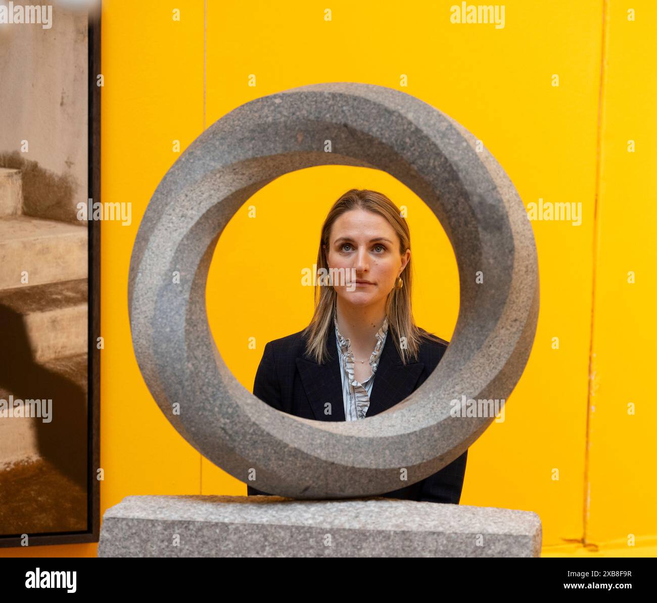 Royal Academy, Londra, Regno Unito. 11 giugno 2024. Quest'anno, oltre 1200 opere d'arte sono esposte alla mostra estiva, tra cui due parti invenzione, scultura in granito di John Maine RA. La Summer Exhibition presso la RA di Londra, si svolge dal 18 giugno al 18 agosto 2024 ed è la più grande mostra d'arte contemporanea aperta al mondo che si svolge ogni anno senza interruzioni dal 1769. Crediti: Malcolm Park/Alamy Live News Foto Stock