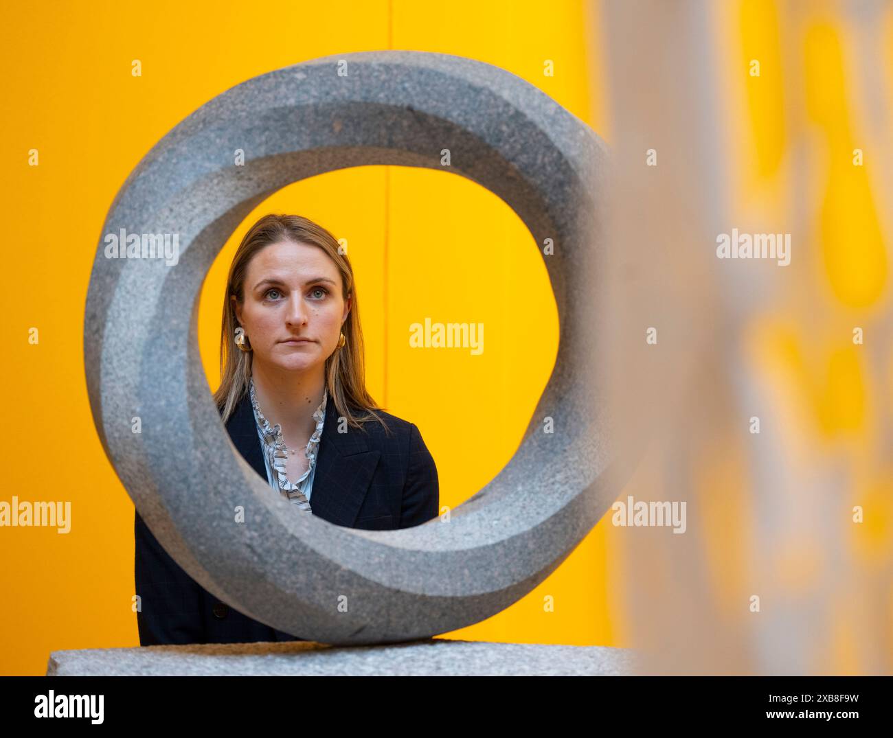 Royal Academy, Londra, Regno Unito. 11 giugno 2024. Quest'anno, oltre 1200 opere d'arte sono esposte alla mostra estiva, tra cui due parti invenzione, scultura in granito di John Maine RA. La Summer Exhibition presso la RA di Londra, si svolge dal 18 giugno al 18 agosto 2024 ed è la più grande mostra d'arte contemporanea aperta al mondo che si svolge ogni anno senza interruzioni dal 1769. Crediti: Malcolm Park/Alamy Live News Foto Stock