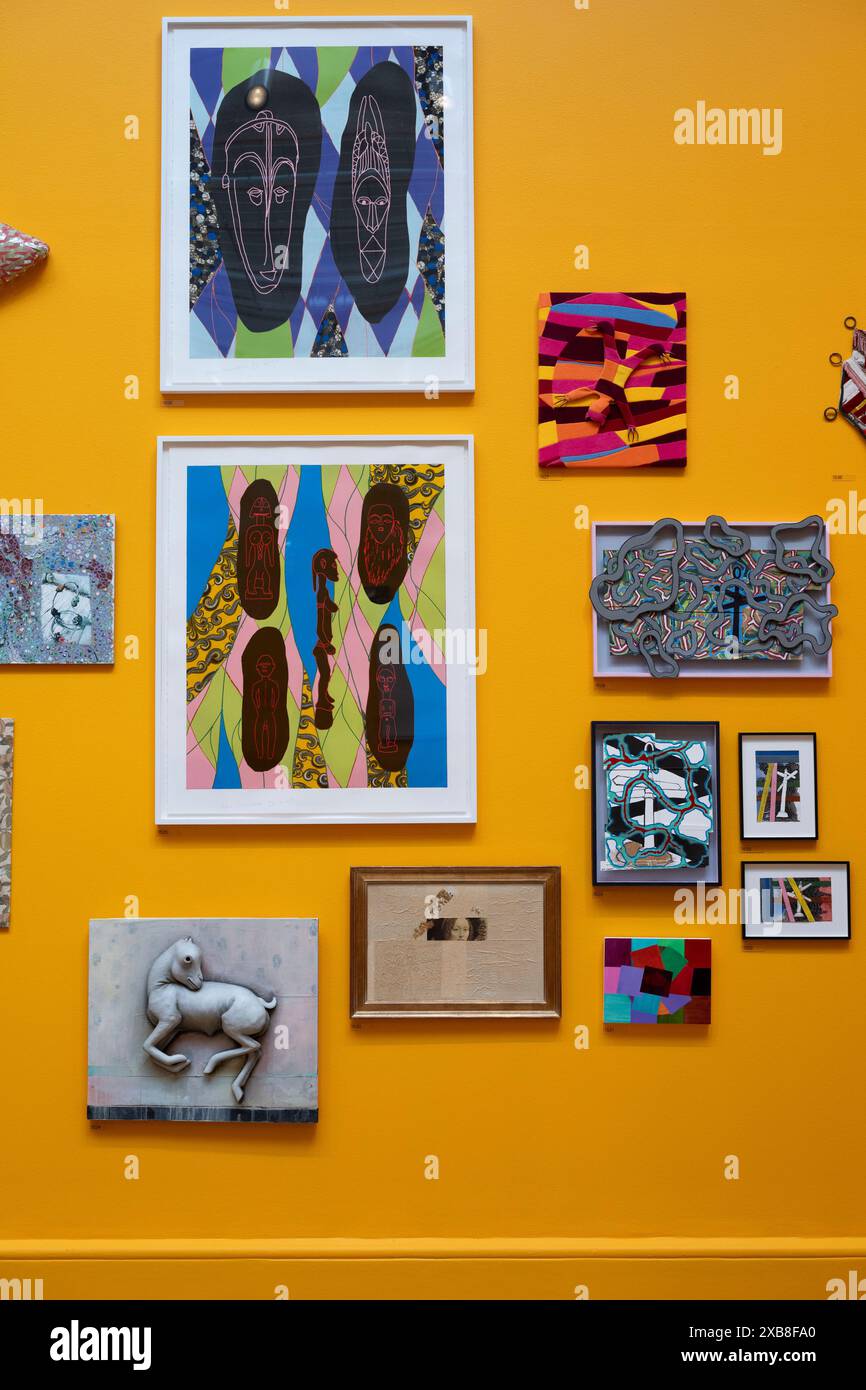 Royal Academy, Londra, Regno Unito. 11 giugno 2024. SOLO NOTIZIE EDITORIALI: Quest'anno sono in mostra oltre 1200 opere d'arte, tra cui una straordinaria scultura tessile monumentale nel cortile Annenberg di Nicola Turner, che interagisce con la statua del presidente fondatore della RA, Sir Joshua Reynolds. La Summer Exhibition presso la RA di Londra, si svolge dal 18 giugno al 18 agosto 2024 ed è la più grande mostra d'arte contemporanea aperta al mondo che si svolge ogni anno senza interruzioni dal 1769. Crediti: Malcolm Park/Alamy Live News Foto Stock