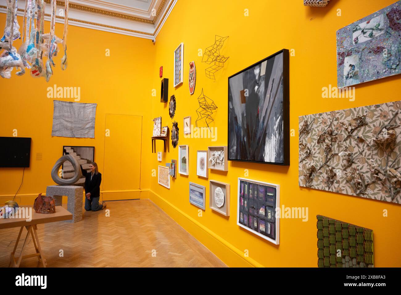 Royal Academy, Londra, Regno Unito. 11 giugno 2024. SOLO NOTIZIE EDITORIALI - oltre 1200 opere d'arte sono in mostra quest'anno alla Mostra estiva. La Summer Exhibition presso la RA di Londra, si svolge dal 18 giugno al 18 agosto 2024 ed è la più grande mostra d'arte contemporanea aperta al mondo che si svolge ogni anno senza interruzioni dal 1769. Crediti: Malcolm Park/Alamy Live News Foto Stock