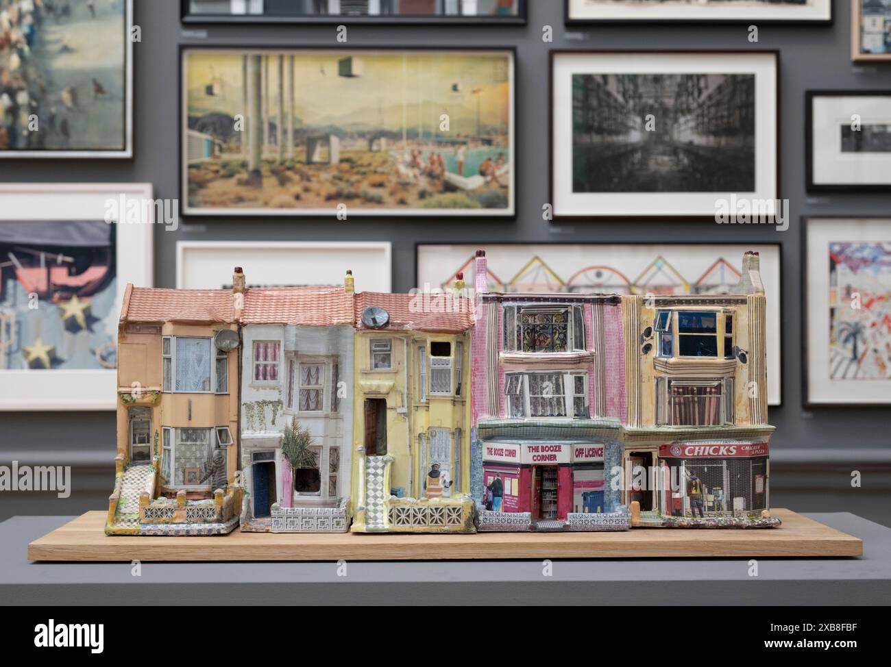 Royal Academy, Londra, Regno Unito. 11 giugno 2024. Quest'anno, oltre 1200 opere d'arte sono esposte alla mostra estiva, tra cui The Street, ceramiche stampate di Alice Mara. La Summer Exhibition presso la RA di Londra, si svolge dal 18 giugno al 18 agosto 2024 ed è la più grande mostra d'arte contemporanea aperta al mondo che si svolge ogni anno senza interruzioni dal 1769. Crediti: Malcolm Park/Alamy Live News Foto Stock