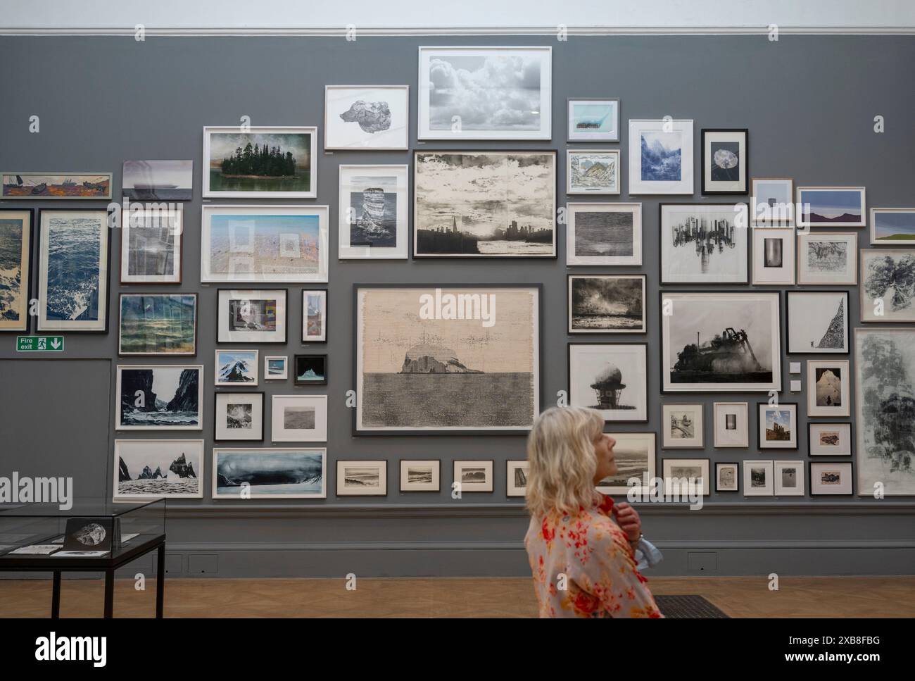 Royal Academy, Londra, Regno Unito. 11 giugno 2024. SOLO NOTIZIE EDITORIALI - oltre 1200 opere d'arte sono in mostra quest'anno alla Mostra estiva. La Summer Exhibition presso la RA di Londra, si svolge dal 18 giugno al 18 agosto 2024 ed è la più grande mostra d'arte contemporanea aperta al mondo che si svolge ogni anno senza interruzioni dal 1769. Immagine: Pareti di opere selezionate appese alla mostra. Crediti: Malcolm Park/Alamy Live News Foto Stock
