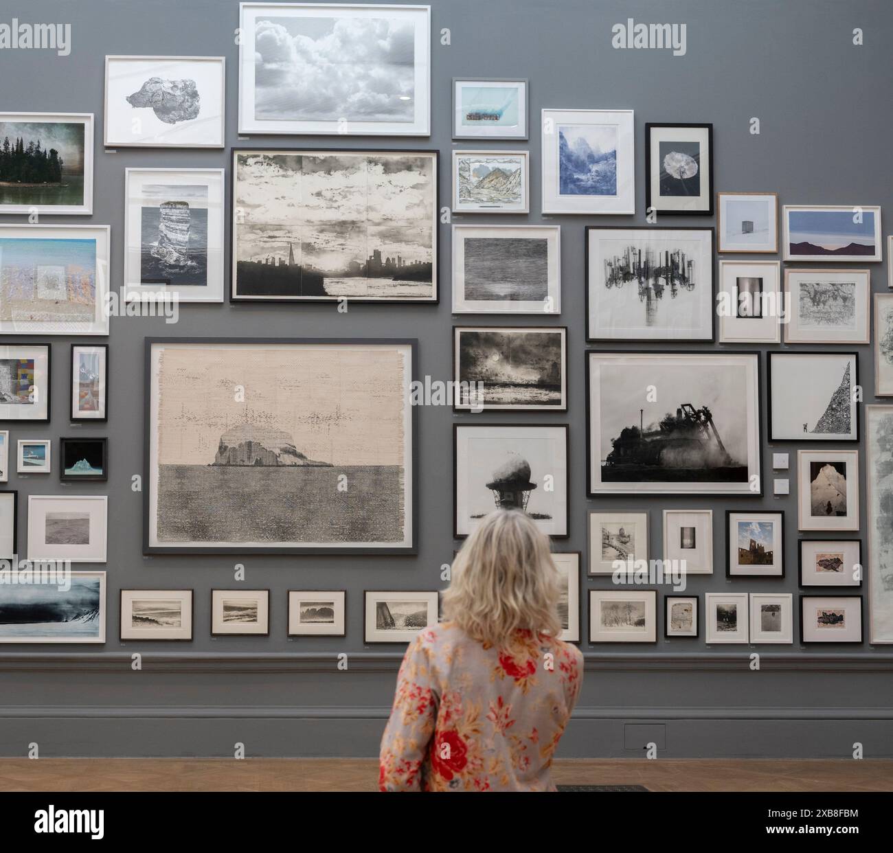 Royal Academy, Londra, Regno Unito. 11 giugno 2024. SOLO NOTIZIE EDITORIALI - oltre 1200 opere d'arte sono in mostra quest'anno alla Mostra estiva. La Summer Exhibition presso la RA di Londra, si svolge dal 18 giugno al 18 agosto 2024 ed è la più grande mostra d'arte contemporanea aperta al mondo che si svolge ogni anno senza interruzioni dal 1769. Immagine: Pareti di opere selezionate appese alla mostra. Crediti: Malcolm Park/Alamy Live News Foto Stock