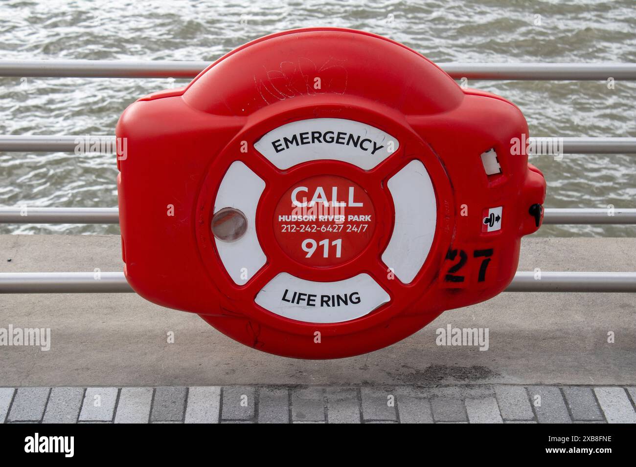 UN punto di chiamata d'emergenza sul bordo dell'acqua, in un passaggio pedonale a New York, Stati Uniti Foto Stock