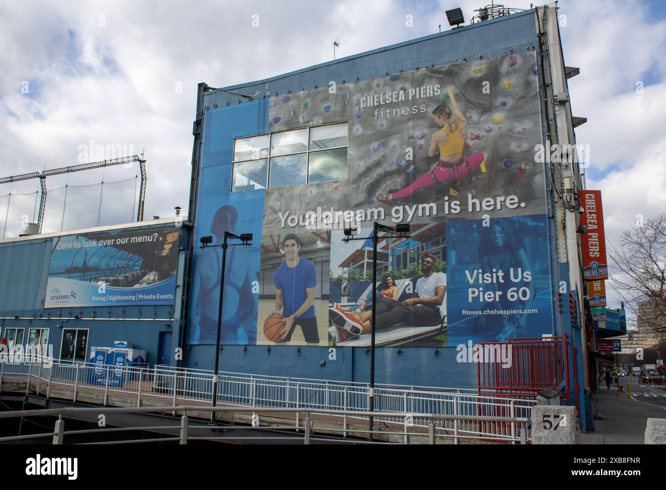 Un grande banner esposto sulla parete esterna dell'edificio blu della palestra di New York, Stati Uniti Foto Stock