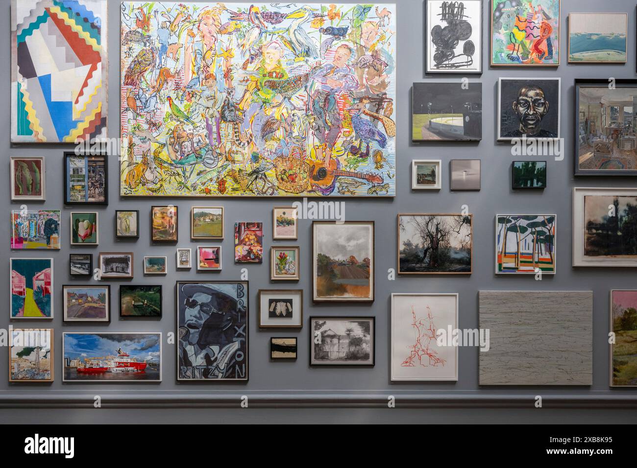 Royal Academy, Londra, Regno Unito. 11 giugno 2024. Quest'anno sono in mostra oltre 1200 opere d'arte, tra cui una straordinaria scultura tessile monumentale nel cortile Annenberg di Nicola Turner, che interagisce con la statua del presidente fondatore della RA, Sir Joshua Reynolds. La mostra estiva presso l'RA di Londra, si svolge dal 18 giugno al 18 agosto 2024 ed è la più grande mostra di arte contemporanea aperta al mondo che si svolge ogni anno senza interruzioni dal 1769. Immagine: Pareti di opere selezionate appese alla mostra Foto Stock