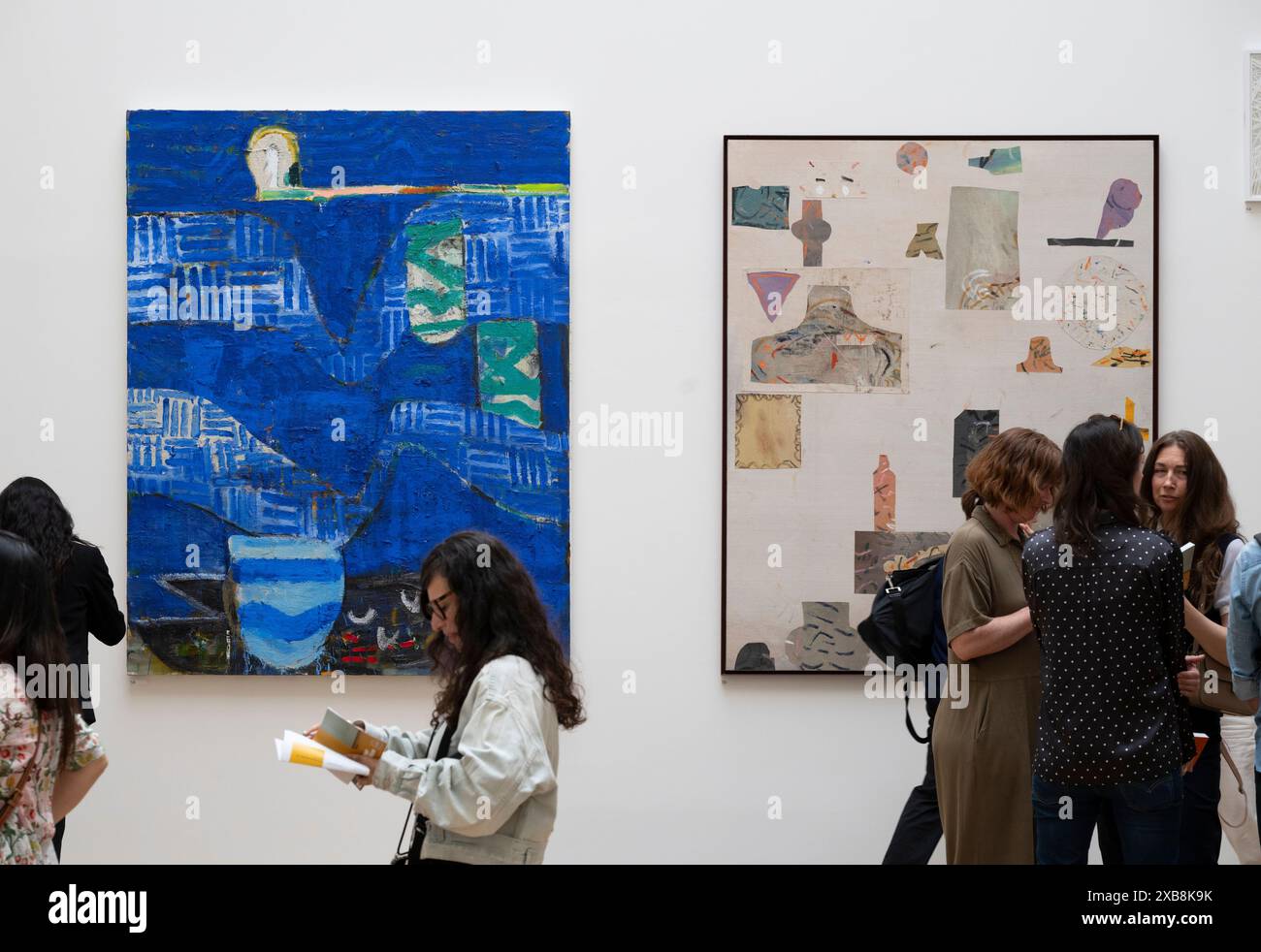Royal Academy, Londra, Regno Unito. 11 giugno 2024. SOLO NOTIZIE EDITORIALI - quest'anno sono in mostra oltre 1200 opere d'arte nella mostra estiva, tra cui una straordinaria scultura tessile monumentale nel cortile Annenberg di Nicola Turner, che interagisce con la statua del presidente fondatore della RA, Sir Joshua Reynolds. La mostra estiva presso l'RA di Londra, si svolge dal 18 giugno al 18 agosto 2024 ed è la più grande mostra di arte contemporanea aperta al mondo che si svolge ogni anno senza interruzioni dal 1769. Foto Stock