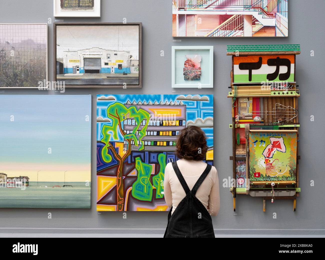 Royal Academy, Londra, Regno Unito. 11 giugno 2024. SOLO NOTIZIE EDITORIALI - quest'anno sono in mostra oltre 1200 opere d'arte nella mostra estiva, tra cui una straordinaria scultura tessile monumentale nel cortile Annenberg di Nicola Turner, che interagisce con la statua del presidente fondatore della RA, Sir Joshua Reynolds. La mostra estiva presso l'RA di Londra, si svolge dal 18 giugno al 18 agosto 2024 ed è la più grande mostra di arte contemporanea aperta al mondo che si svolge ogni anno senza interruzioni dal 1769.credito: Malcolm Park/Alamy Live News Foto Stock