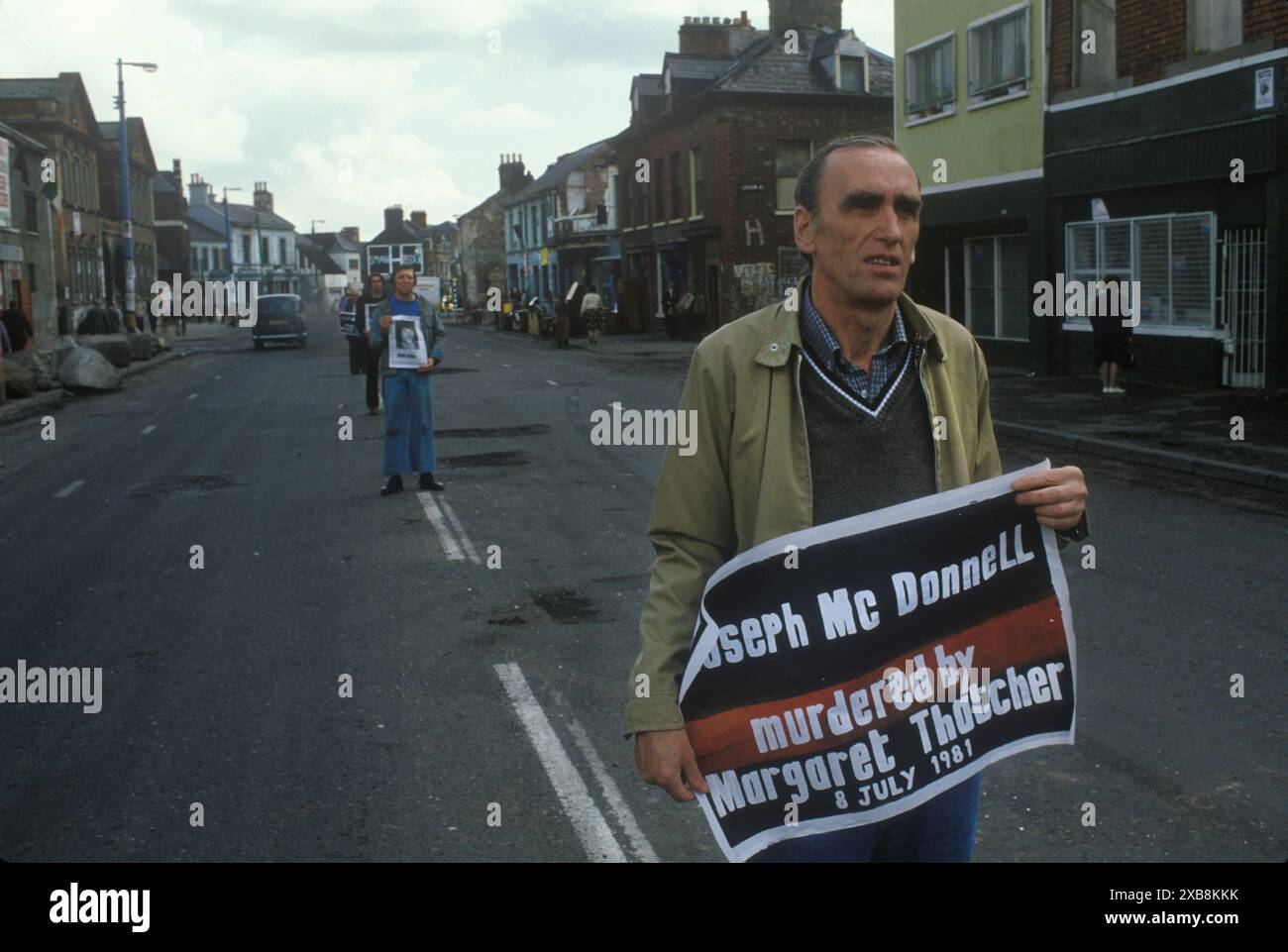 Sciopero della fame White Line protesta silenziosa per la dimostrazione del blocco H 'Joe McDonnell assassinato da Margaret Thatcher 6 luglio 1981'. The Troubles Belfast, Irlanda del Nord anni '1981 1980 UK HOMER SYKES Foto Stock