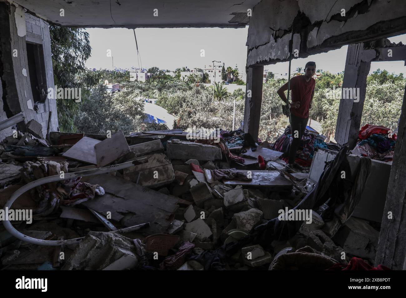 Al Zawaida, territori palestinesi. 11 giugno 2024. I palestinesi ispezionano le loro case distrutte dopo un attacco aereo israeliano. Crediti: Abed Rahim Khatib/dpa/Alamy Live News Foto Stock