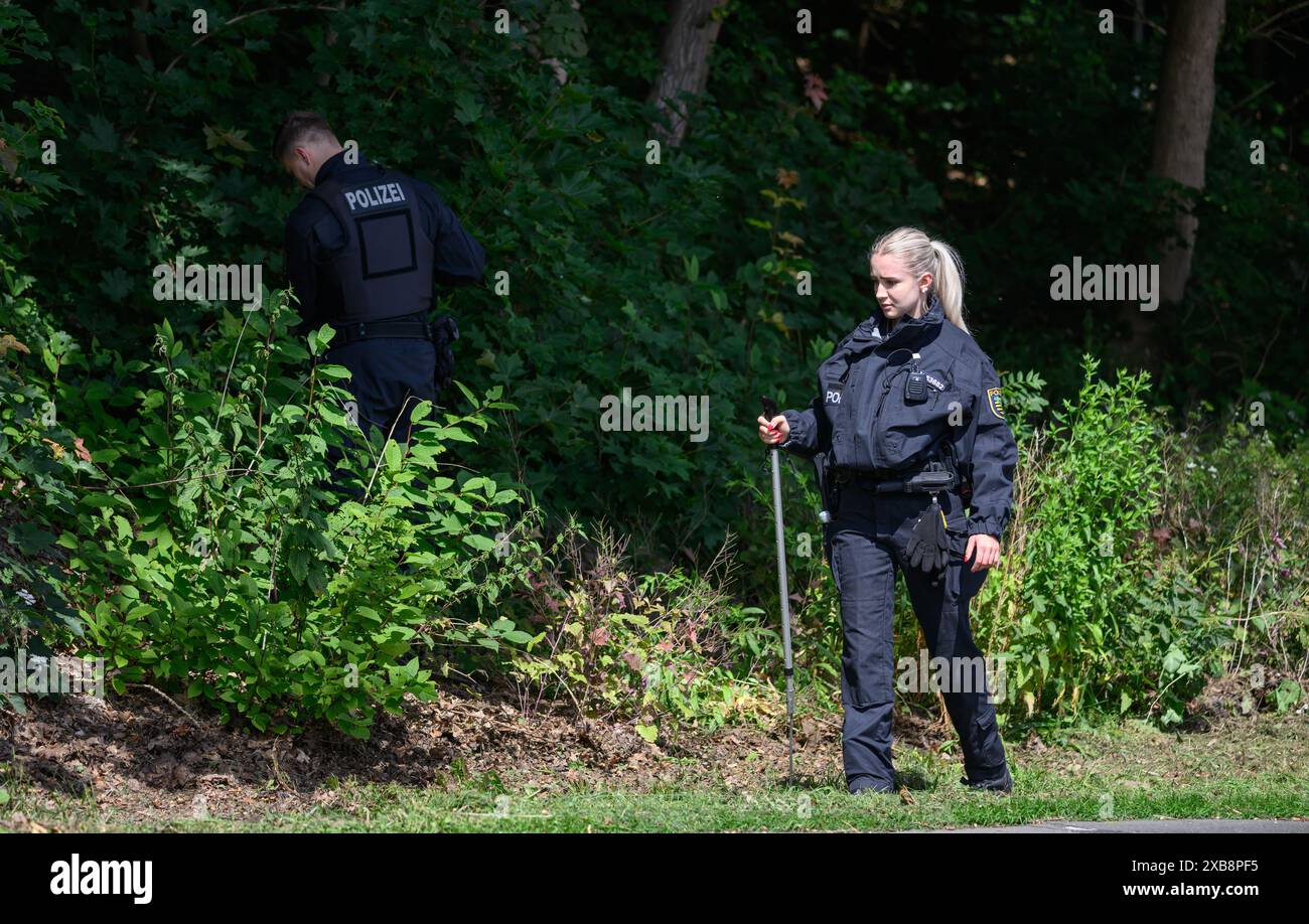 11 giugno 2024, Sassonia, Döbeln: Gli agenti di polizia sono in giro con pali di ricerca in cerca di un allievo scomparso della scuola elementare in un'area boscosa. Non c'e' traccia di Valeriia di nove anni da lunedì scorsa settimana. Martedì, la polizia ha intenzione di perquisire la città di nuovo con diverse centinaia di agenti alla ricerca di indizi sulla ragazza. Foto: Robert Michael/dpa Foto Stock