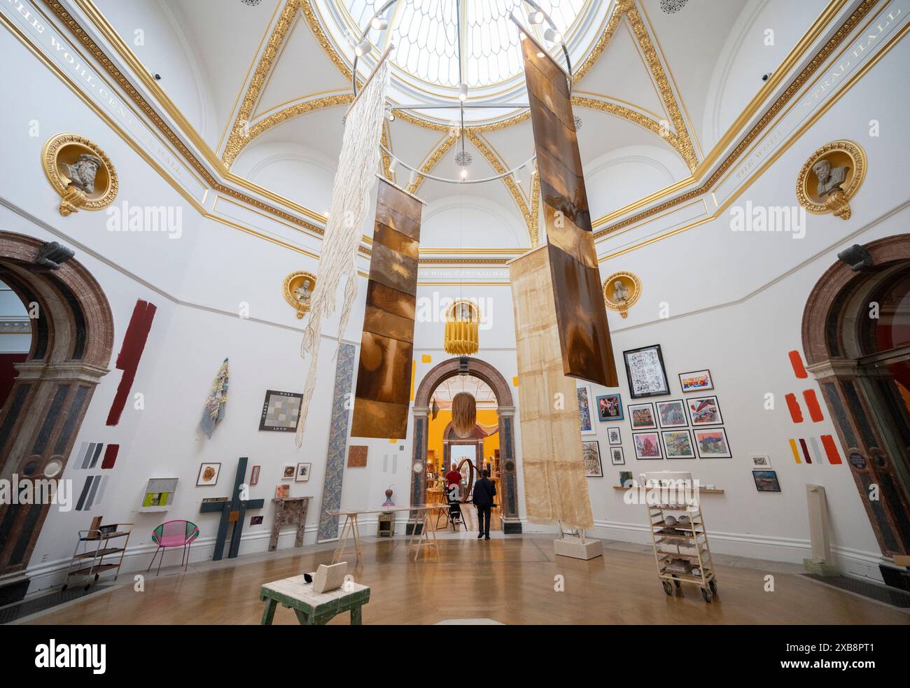 Royal Academy, Londra, Regno Unito. 11 giugno 2024. SOLO NOTIZIE EDITORIALI - oltre 1200 opere d'arte sono in mostra quest'anno alla Mostra estiva,. La Summer Exhibition presso la RA di Londra, si svolge dal 18 giugno al 18 agosto 2024 ed è la più grande mostra d'arte contemporanea aperta al mondo che si svolge ogni anno senza interruzioni dal 1769. Crediti: Malcolm Park/Alamy Live News Foto Stock