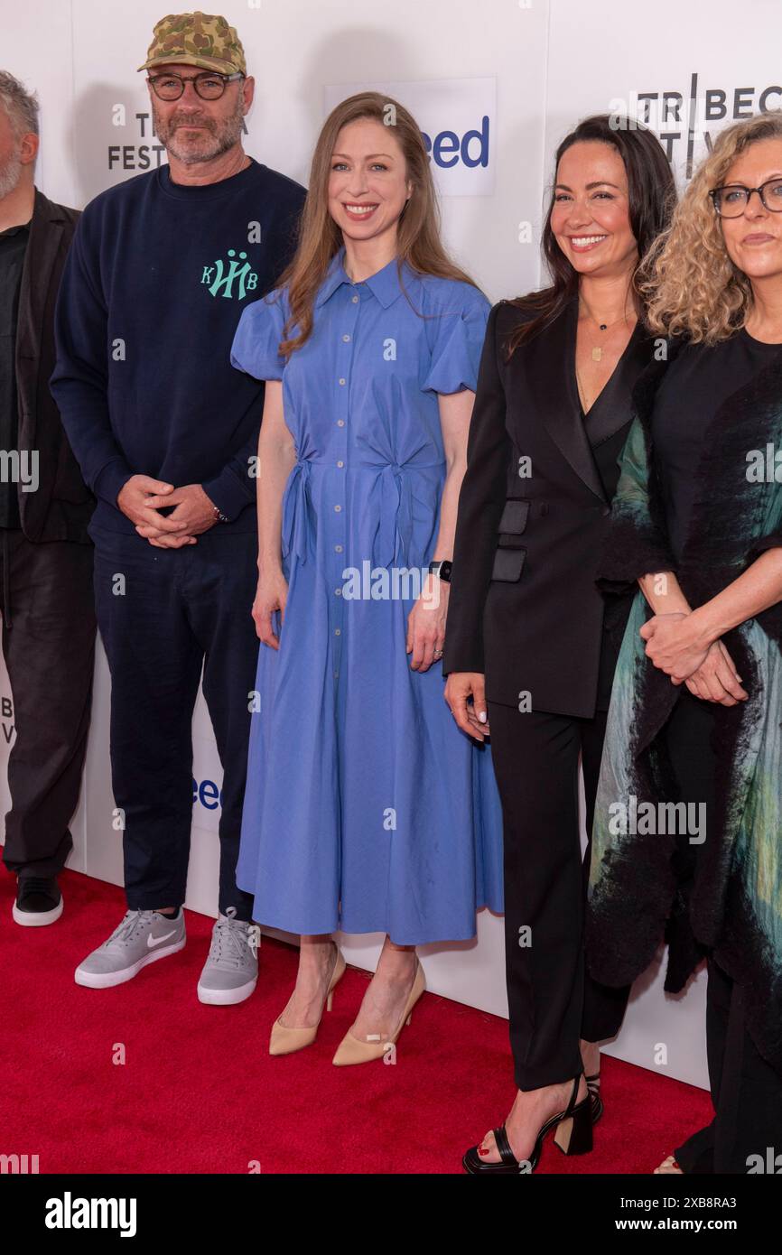 (L-R) Liev Schreiber, Chelsea Clinton e Laura Warner assistono alla prima di "The Crane's Call" durante il Tribeca Festival del 2024 allo SVA Theater. Foto Stock