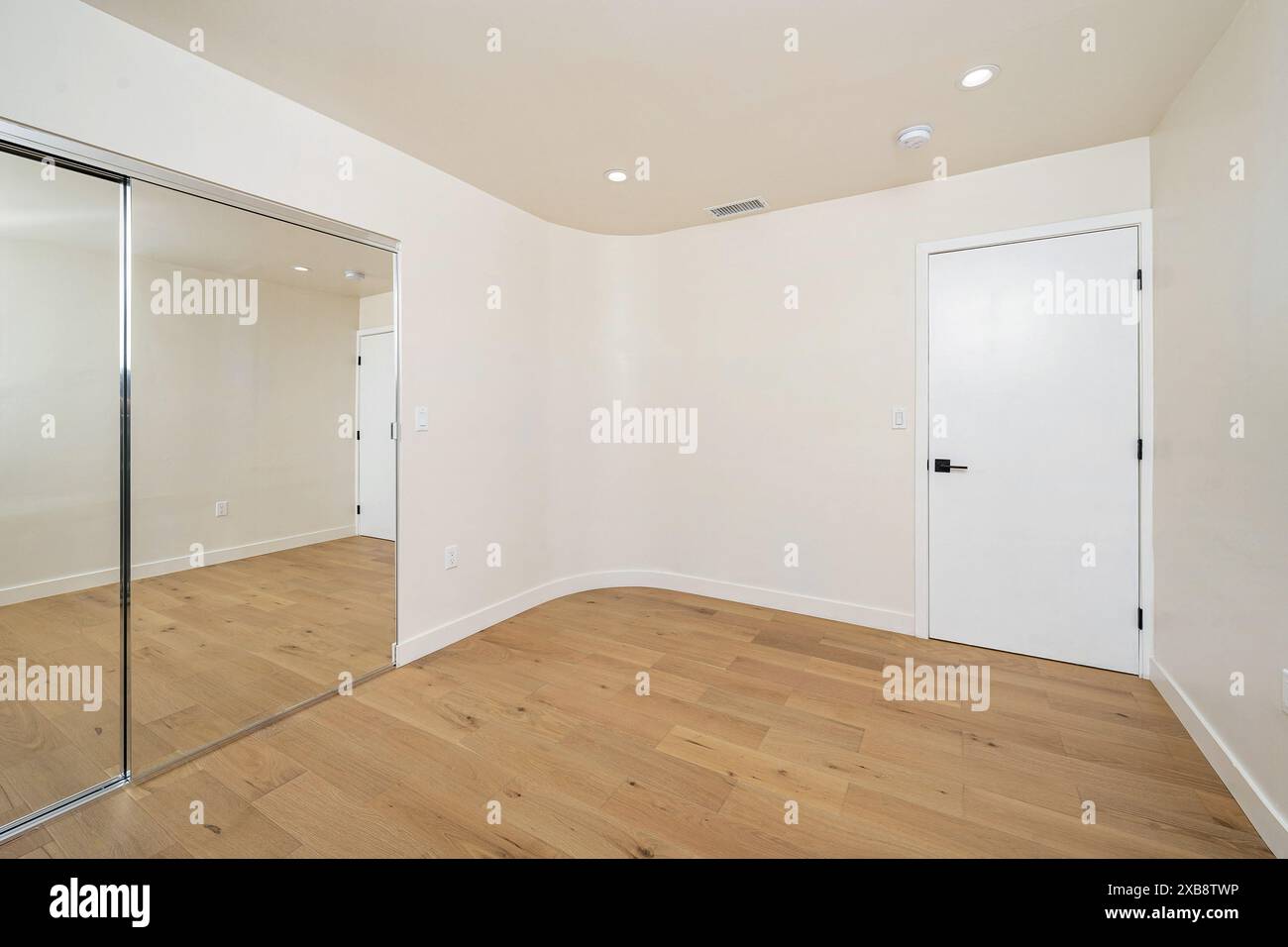 Camera vuota con specchi e pavimenti in legno chiaro Foto Stock