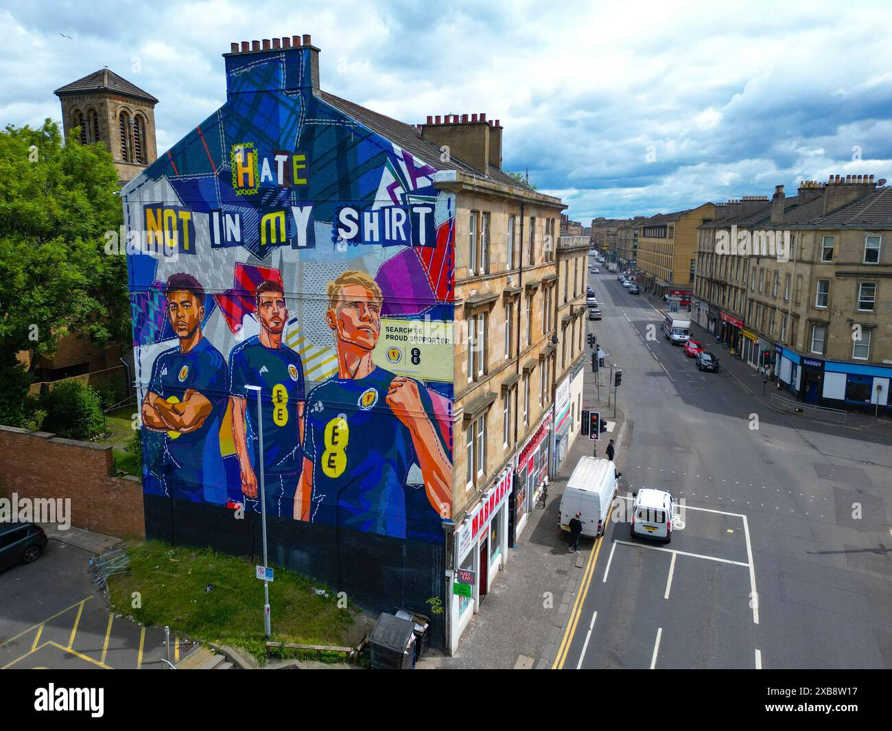 Un nuovo murale con un messaggio anti-odio della squadra di calcio scozzese davanti a Euro 2024 a Dennistoun, Glasgow Foto Stock