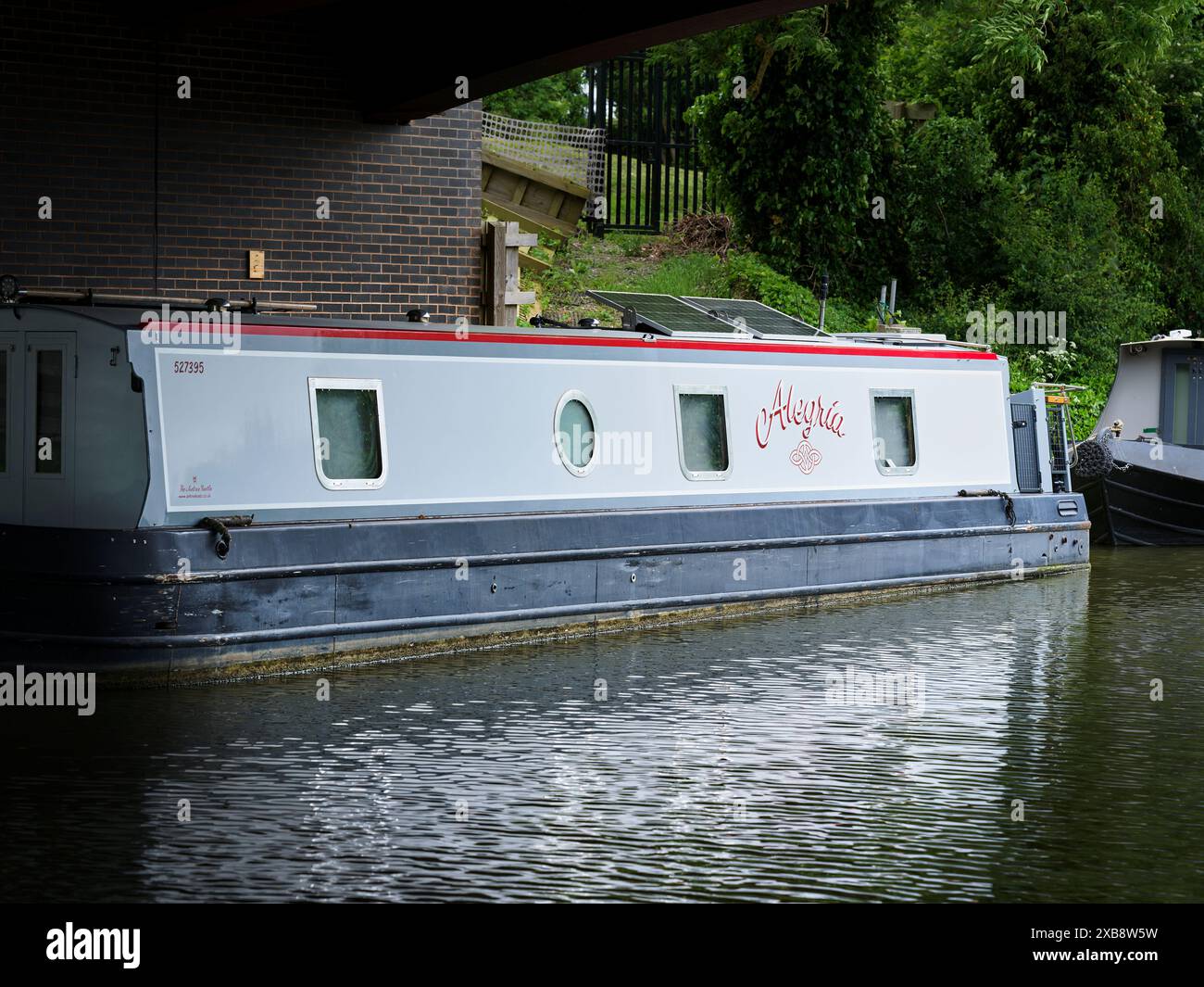Uno stretto canalò ormeggiato su una riva del canale Grand union, braccio di Market Harborough, Inghilterra. Foto Stock