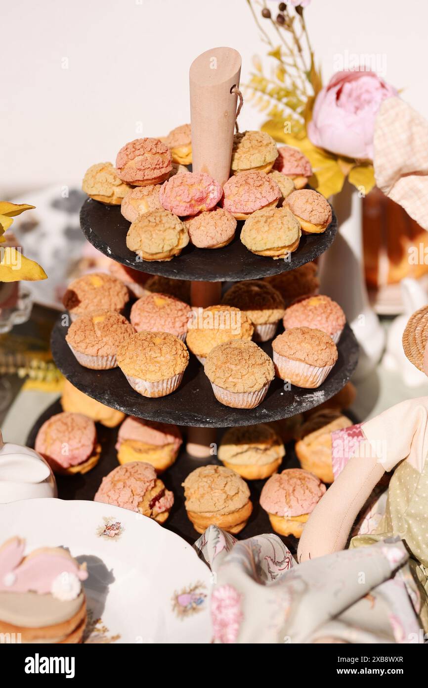 Cupcake assortiti presentati in una vetrina formale di eventi Foto Stock