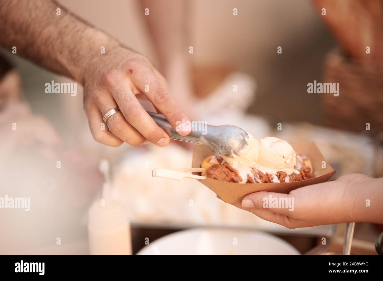 Uno shot ravvicinato di un gelato preparato a mano in un recipiente di carta Foto Stock