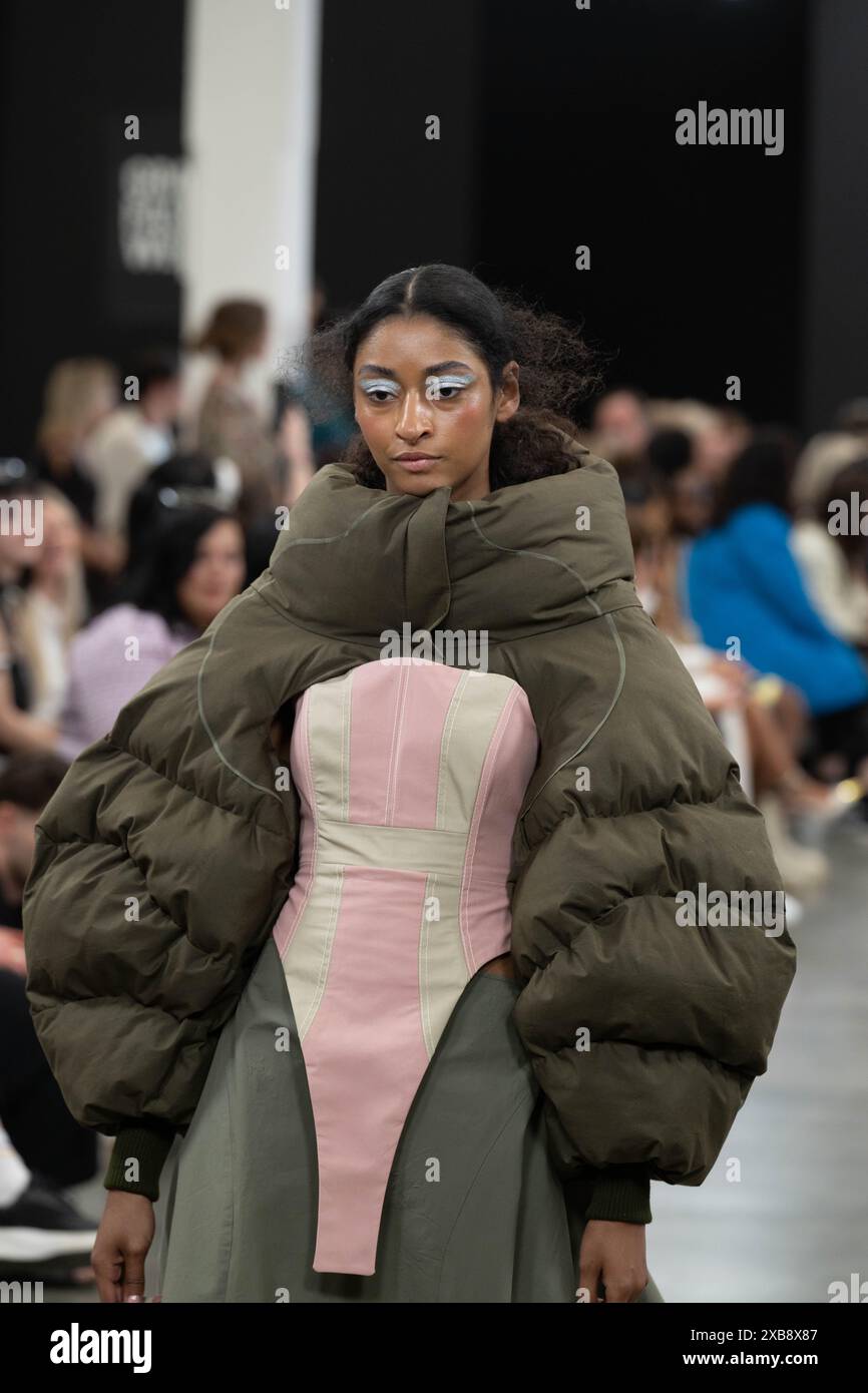 Londra, Regno Unito, 10 giugno 2024, la Graduate Fashion Week prende il via a Brick Lane il 10 giugno con sfilate delle varie università. Gli spettacoli durano fino al 13 giugno 2024. Foto della Sheffield Hallam University con Jasmyn Lopuszansky Designs., Andrew Lalchan Photography/Alamy Live News Foto Stock