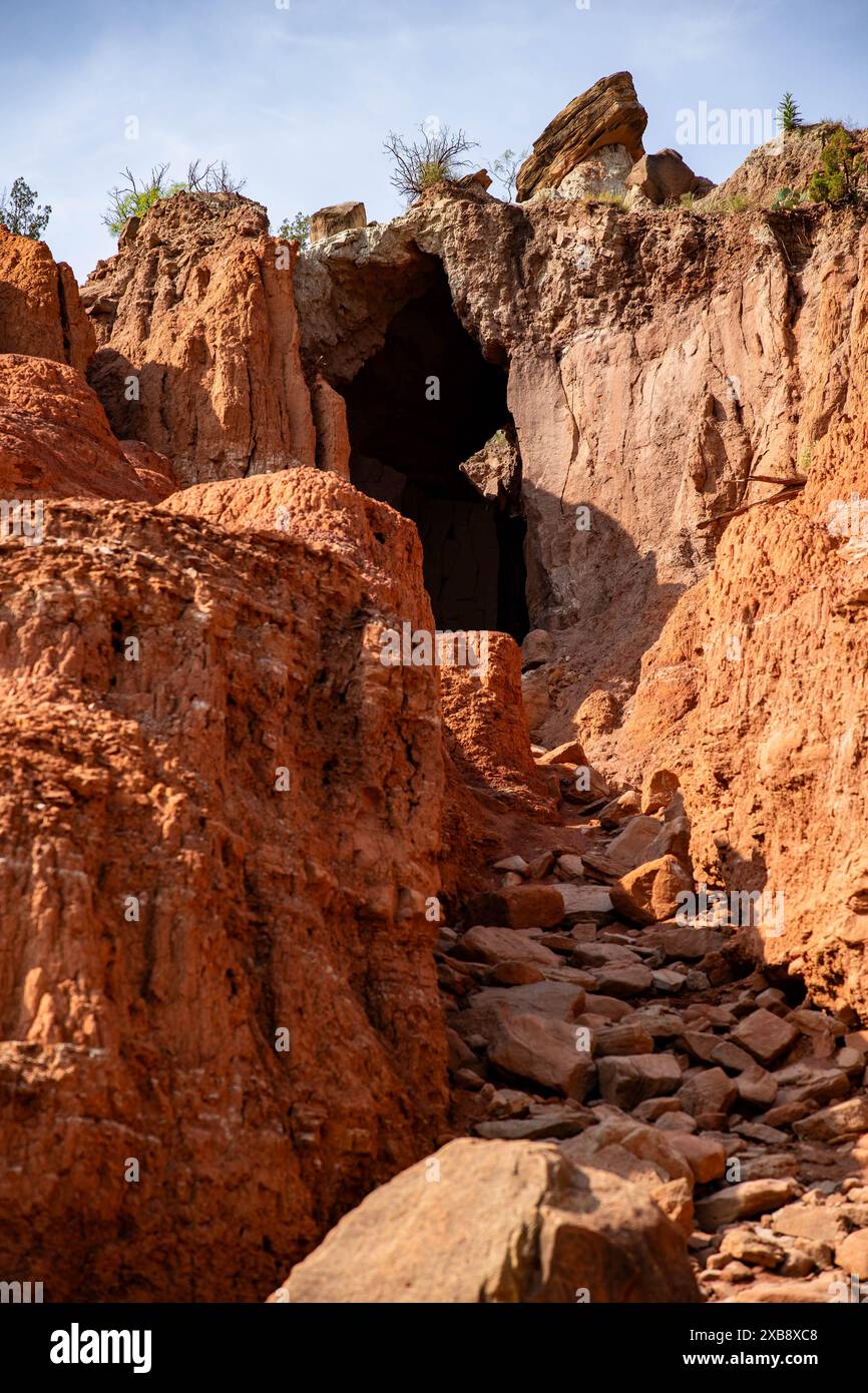 Un sentiero stretto con un tunnel di pietra in lontananza Foto Stock