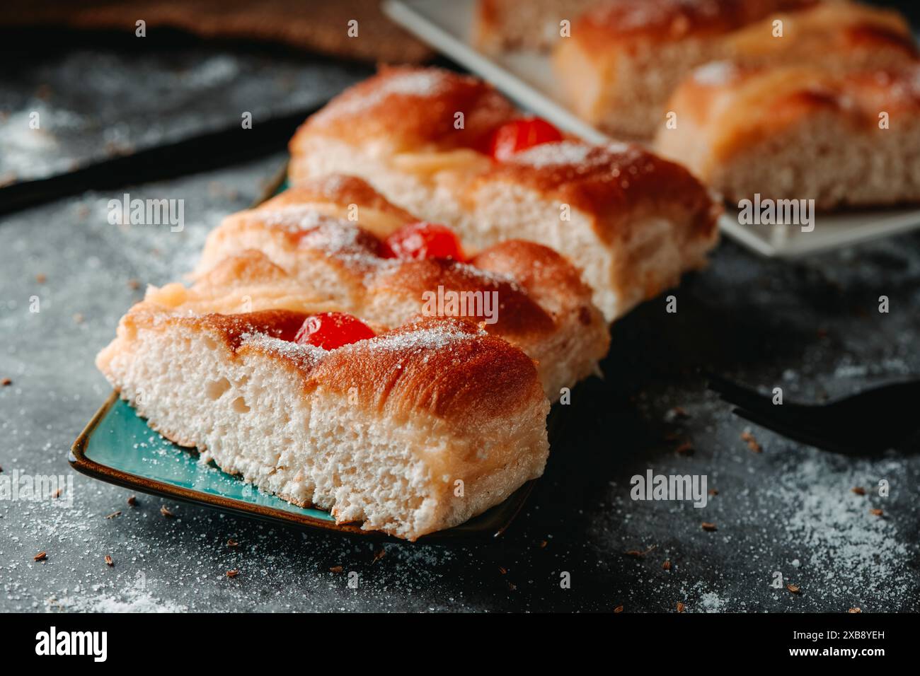 alcuni luoghi rettangolari con alcuni pezzi di coca de sant joan, tipici della catalogna, spagna, e la tradizione mangiata alla vigilia di san giovanni, su un tavolo Foto Stock