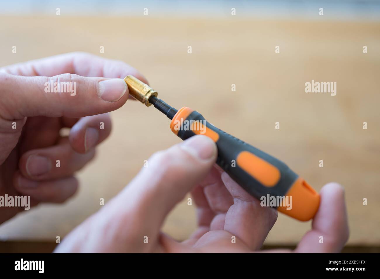 Dettaglio dell'attrezzo speciale per la pulizia manuale dell'alloggiamento del primer dei pod Foto Stock