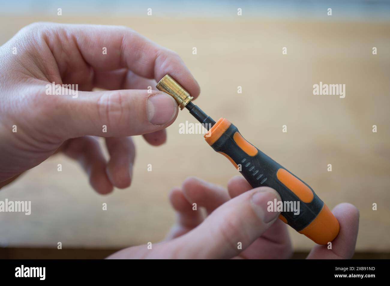 Dettaglio dell'attrezzo speciale per la pulizia manuale dell'alloggiamento del primer dei pod Foto Stock
