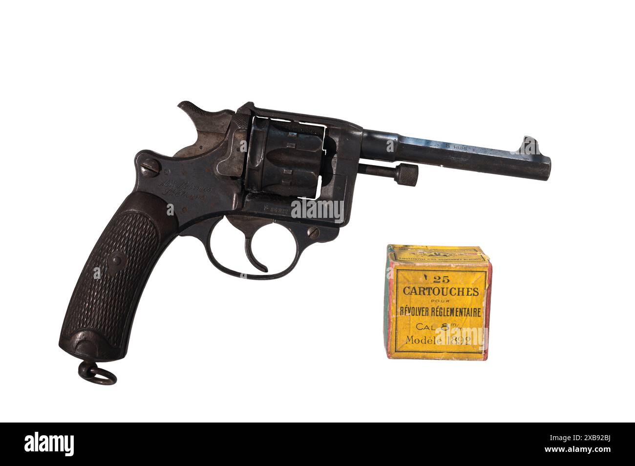 Pistola revolver FRANCESE ST del 1896 su sfondo bianco Foto Stock