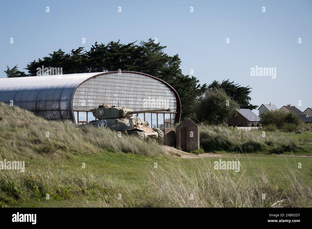 Un vecchio carro armato M4 Sherman che sbircia fuori dalle colline allo Utah Beach Museum Foto Stock