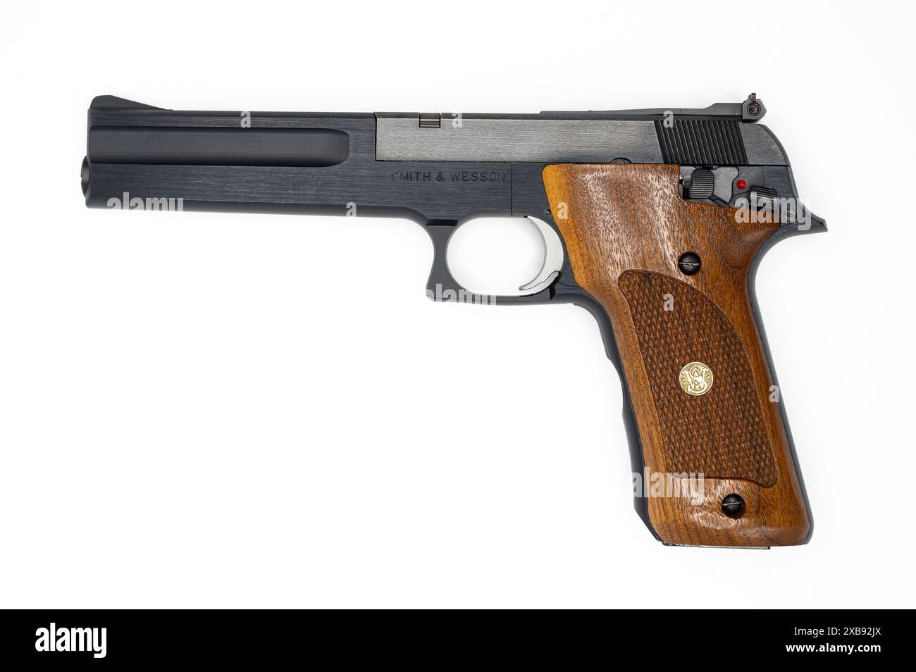 Pistola semiautomatica Smith & Wesson modello 422 calibro .22 standard su sfondo bianco Foto Stock