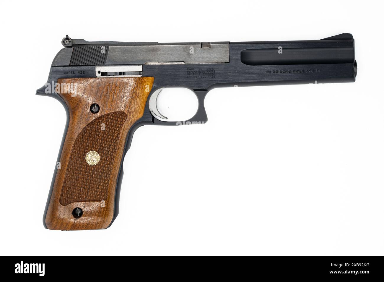 Pistola semiautomatica Smith & Wesson modello 422 calibro .22 standard su sfondo bianco Foto Stock