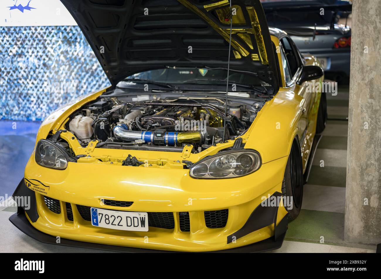 Una bella auto sportiva giapponese Mazda MX-5 Miata classica gialla rifinita nello stile RE Amemiya Foto Stock