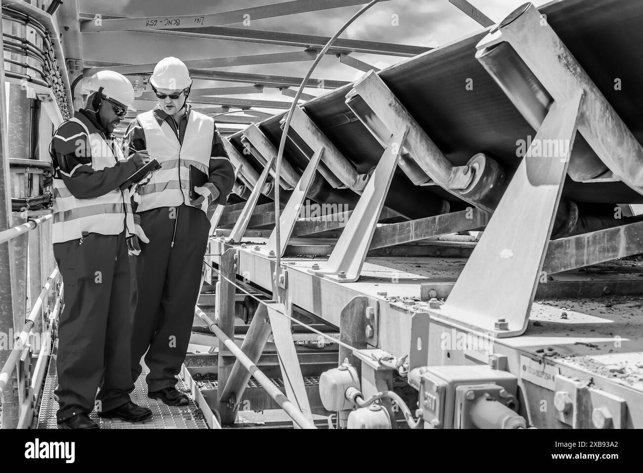 Due uomini sulla piattaforma del treno che guardano Foto Stock