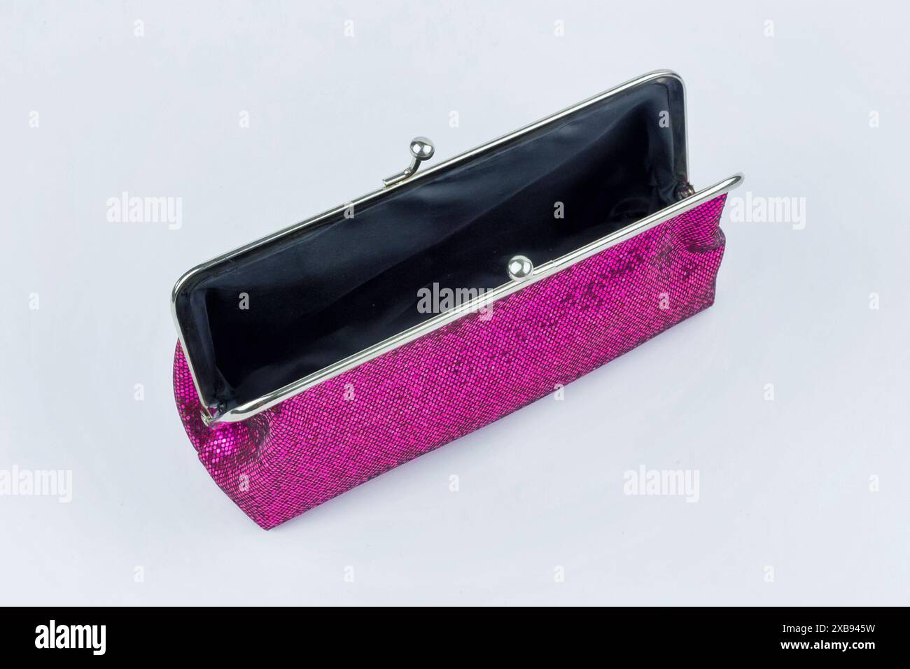 sacchetto cosmetico vuoto rosa su sfondo bianco Foto Stock