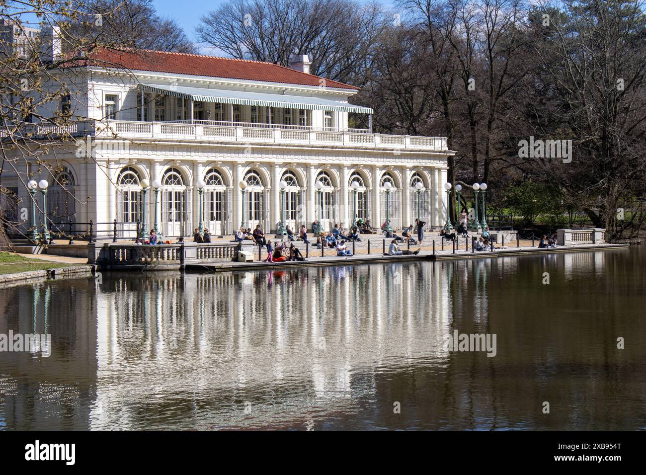 Un gruppo di individui sul bordo del lago, con l'acqua sullo sfondo Foto Stock