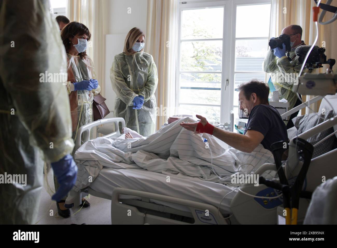 Berlino, Germania. 11 giugno 2024. Olena Selenska (M), First Lady dell'Ucraina, indossa una maschera protettiva e una tuta protettiva per proteggere un paziente dai germi durante una visita all'ospedale Bundeswehr di Berlino. I soldati ucraini sono curati nell'ospedale della Bundeswehr come parte del meccanismo di protezione civile dell'UE. Crediti: Hannes Albert/dpa/Alamy Live News Foto Stock