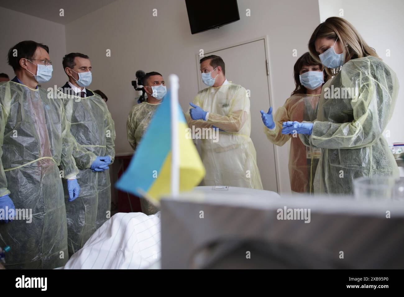 Berlino, Germania. 11 giugno 2024. Olena Selenska (r), First Lady dell'Ucraina, e Karl Lauterbach (l, SPD), Ministro federale della salute, indossano una maschera protettiva e una tuta protettiva per proteggere un paziente dai germi durante una visita all'ospedale Bundeswehr di Berlino. I soldati ucraini vengono curati nell'ospedale della Bundeswehr come parte del meccanismo di protezione civile dell'UE. Crediti: Hannes Albert/dpa/Alamy Live News Foto Stock