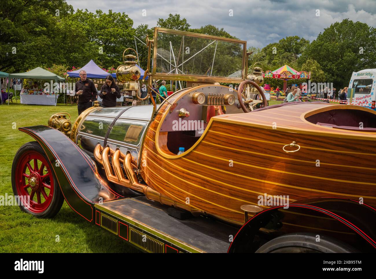 Una replica elettrica del 2016 della famosa macchina cinematografica del 1968 Chitty Chitty Bang Bang in mostra durante una festa estiva alla Ingfield Manor School, Five Foto Stock