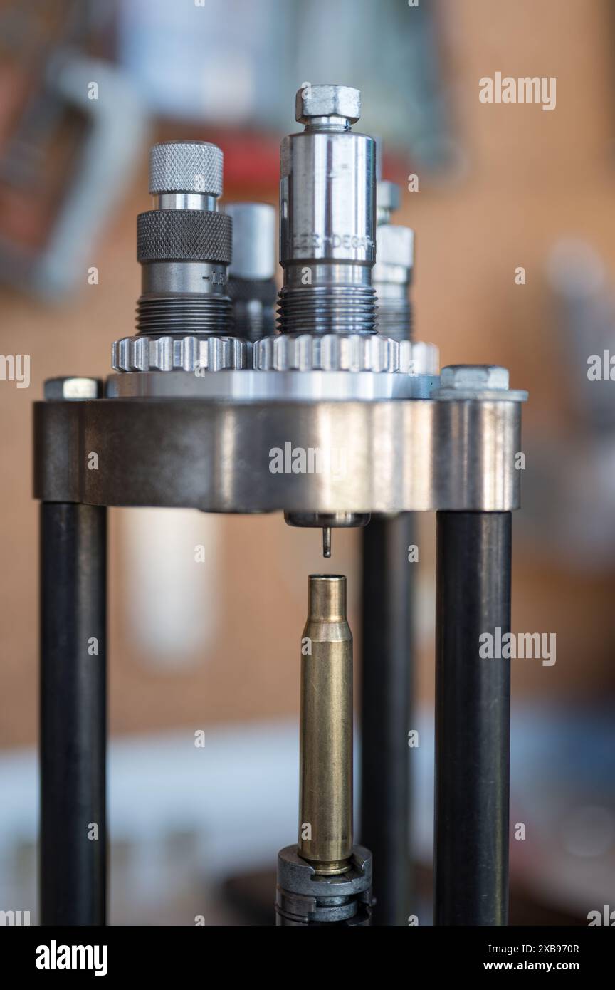 Dettaglio del processo di decapping e ridimensionamento di una custodia calibro 30-06 Springfield o 7,62 x 63 nella pressa di ricarica. Foto Stock