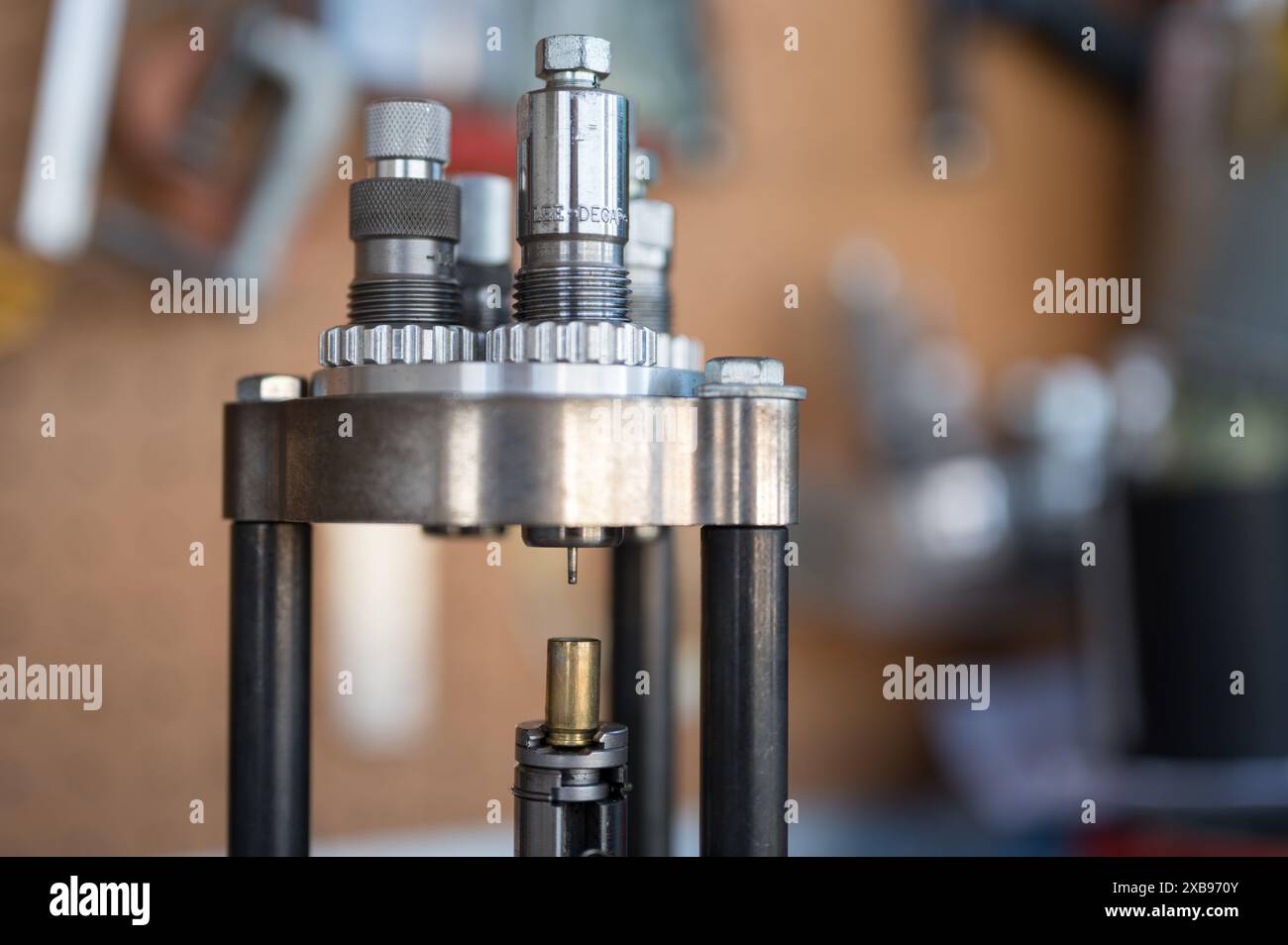 processo di decaptazione e ridimensionamento di un contenitore da 9 mm nella stampante di ricarica. Foto Stock