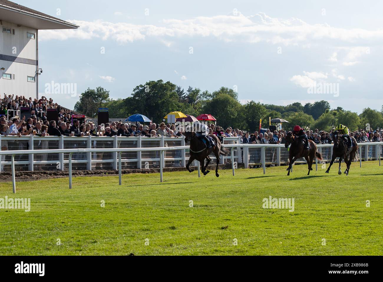 Il cavallo Celandine (n. 4) guidato dal fantino Tom Marquand vince la gara di o’Malley per il trasporto di stalloni britannici EBF Fillies’ Novice Stakes presso l’Irish Night Monday Night Evening Racing Meeting presso il Royal Windsor Racecourse di Windsor, Berkshire. Proprietario e allevatore Rockcliffe Stud, Trainer ed Walker, Upper Lambourn, Sponsor ABM Catering Facilities Management Foto Stock