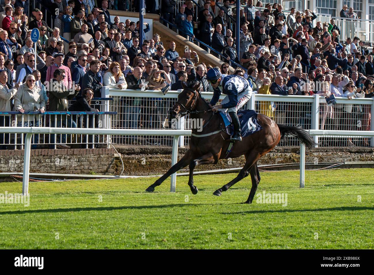 Il cavallo Celandine (n. 4) guidato dal fantino Tom Marquand vince la gara di o’Malley per il trasporto di stalloni britannici EBF Fillies’ Novice Stakes presso l’Irish Night Monday Night Evening Racing Meeting presso il Royal Windsor Racecourse di Windsor, Berkshire. Proprietario e allevatore Rockcliffe Stud, Trainer ed Walker, Upper Lambourn, Sponsor ABM Catering Facilities Management Foto Stock