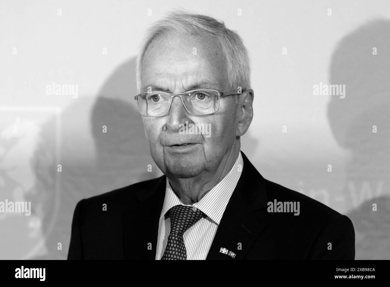 Der ehemalige Bundesumweltminister Klaus Töpfer CDU ist AM 8. Juni 2024 im alter von 85 Jahren gestorben. Hier zu sehen bei der Verleihung des Staatspreises des Landes NRW an ihn im WCCB Bonn. Archivfoto, Fotomontage Bonn, 16.09.2019 NRW Deutschland *** l'ex ministro federale dell'ambiente Klaus Töpfer CDU è morto l'8 giugno 2024 all'età di 85 anni mostrato qui alla presentazione del Premio di Stato NRW a lui presso l'archivio WCCB Bonn foto, photomontage Bonn, 16 09 2019 NRW Germania Copyright: xChristophxHardtx Foto Stock