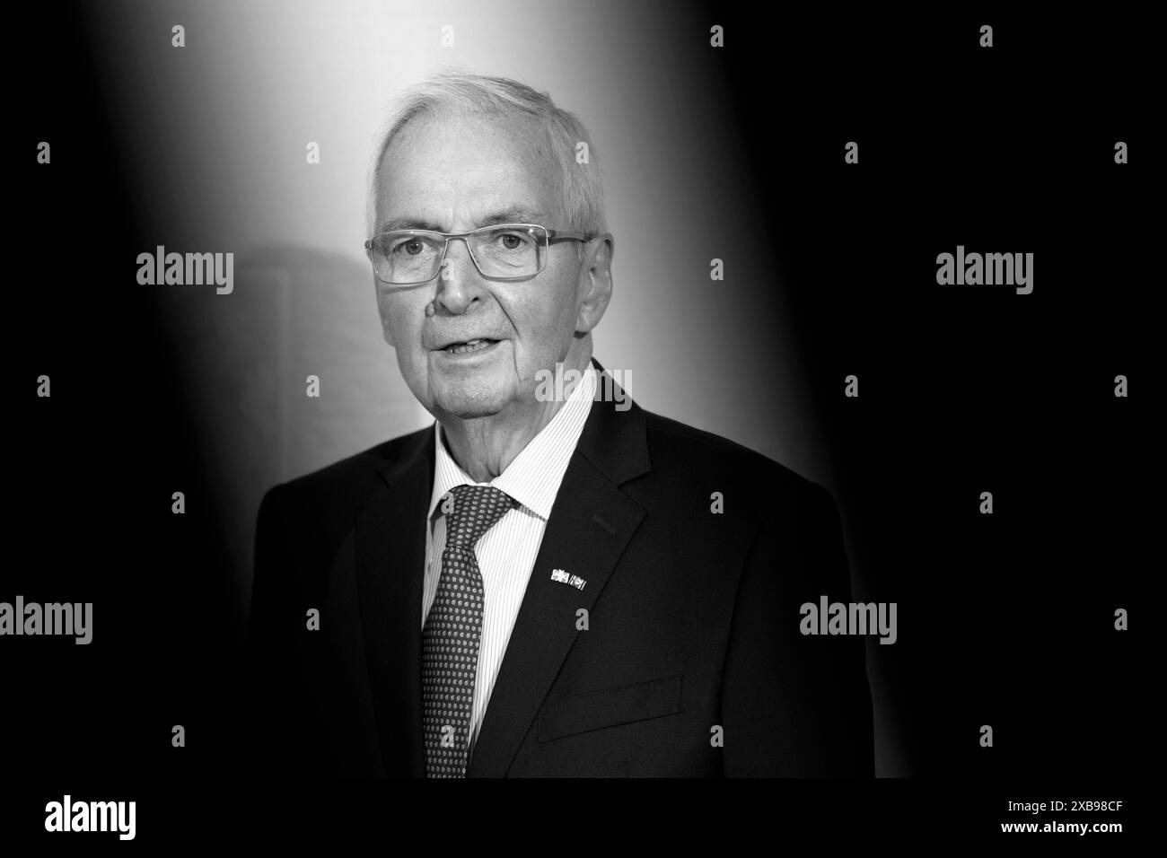 Der ehemalige Bundesumweltminister Klaus Töpfer CDU ist AM 8. Juni 2024 im alter von 85 Jahren gestorben. Hier zu sehen bei der Verleihung des Staatspreises des Landes NRW an ihn im WCCB Bonn. Archivfoto, Fotomontage Bonn, 16.09.2019 NRW Deutschland *** l'ex ministro federale dell'ambiente Klaus Töpfer CDU è morto l'8 giugno 2024 all'età di 85 anni mostrato qui alla presentazione del Premio di Stato NRW a lui presso l'archivio WCCB Bonn foto, photomontage Bonn, 16 09 2019 NRW Germania Copyright: xChristophxHardtx Foto Stock