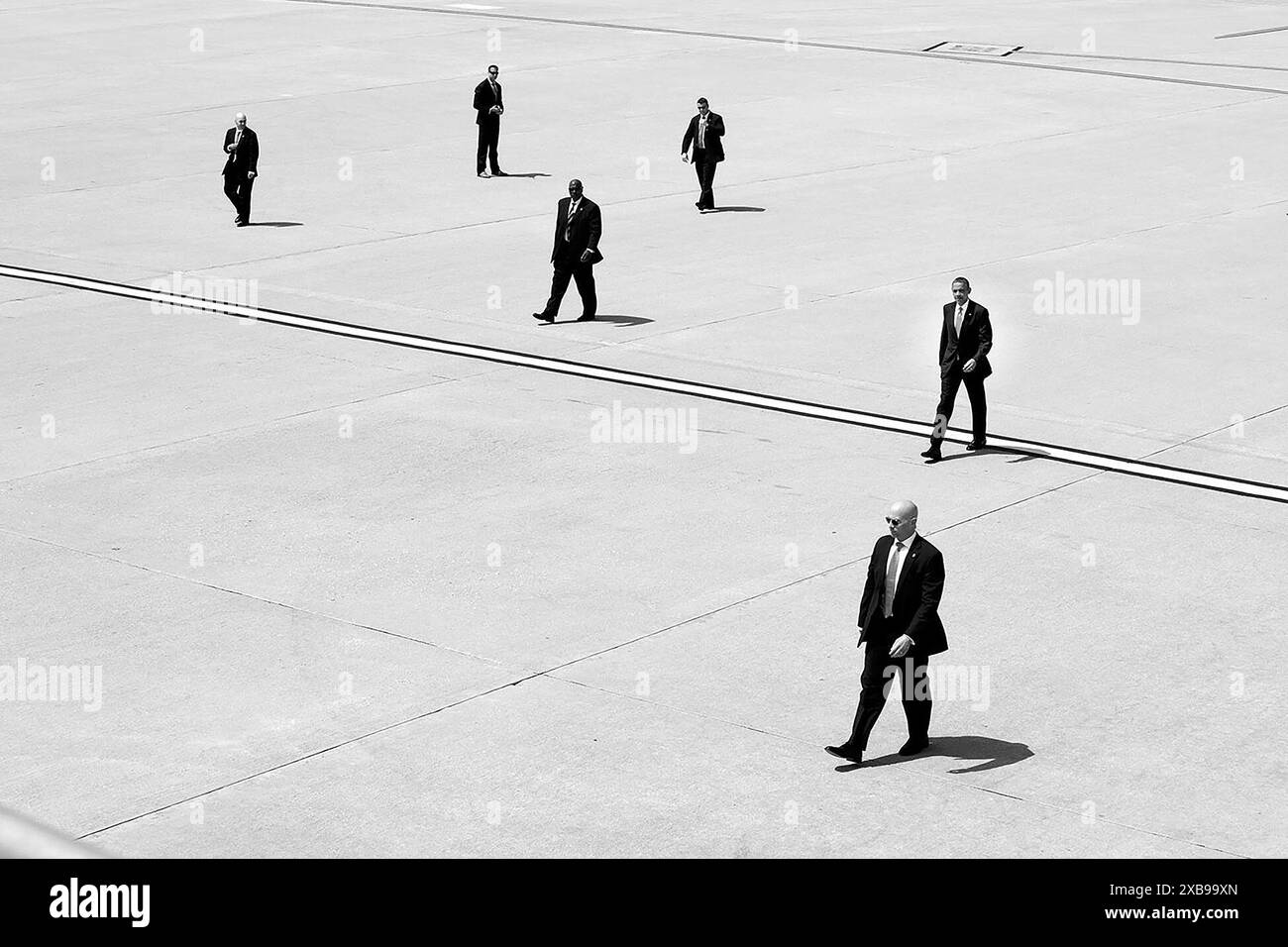 Il presidente Barack Obama cammina con gli agenti dei servizi segreti degli Stati Uniti all'Air Force One all'Aeroporto Internazionale di Los Angeles, California, 8 maggio 2014. (Foto ufficiale della Casa Bianca di Pete Souza) Foto Stock