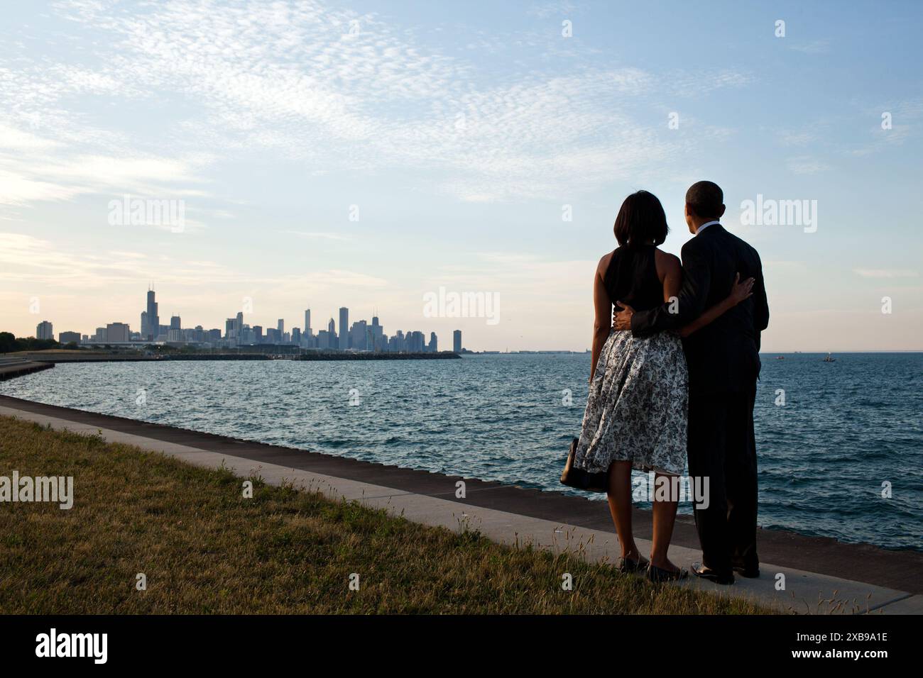 Il presidente degli Stati Uniti Barack Obama e la First Lady Michelle Obama dopo il loro arrivo nella zona di atterraggio degli elicotteri a Chicago. Foto ufficiale della Casa Bianca di Pete Souza Foto Stock