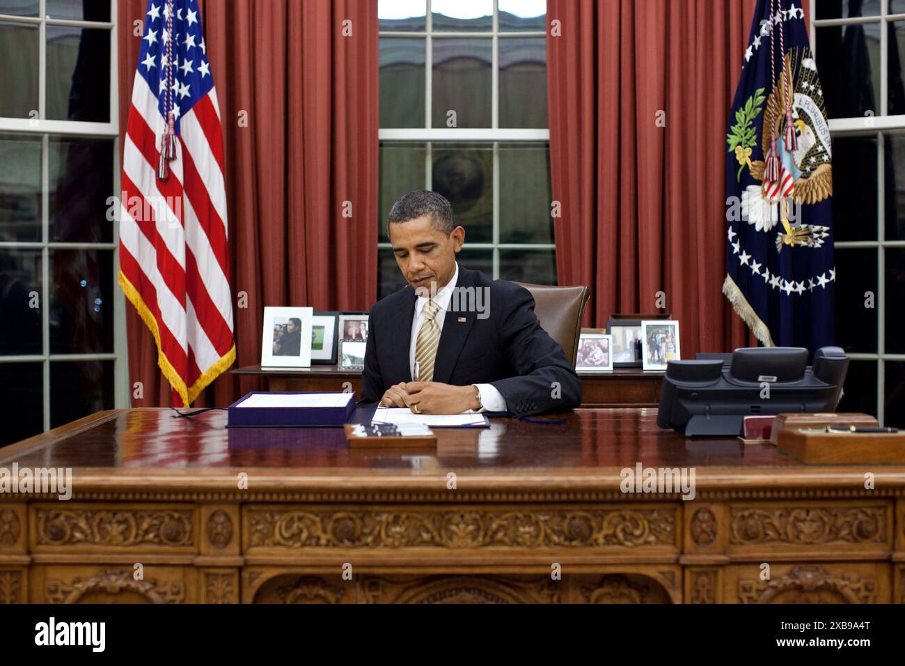 Il presidente degli Stati Uniti Barack Obama firma la Middle Class Tax Relief and Job Creation Act del 2012 (Payroll Tax Cut Extension) nell'ufficio ovale il 22 febbraio 2012. Fotografo della Casa Bianca Foto Stock