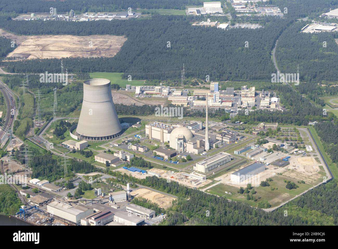 Anche questa centrale tedesca, Kernkraftwerk Lingen, è in fase di smantellamento. L'energia nucleare pulita non viene più generata in Germania. La fabbrica si trova sul fiume Eems, che fornisce l'acqua di raffreddamento. La vecchia centrale a gas RWE, anch'essa presente sul sito, è ora in fase di conversione in una fabbrica di idrogeno. ANP/ Hollandse Hoogte/ Aerovista Aerial Photography netherlands Out - belgium Out Foto Stock