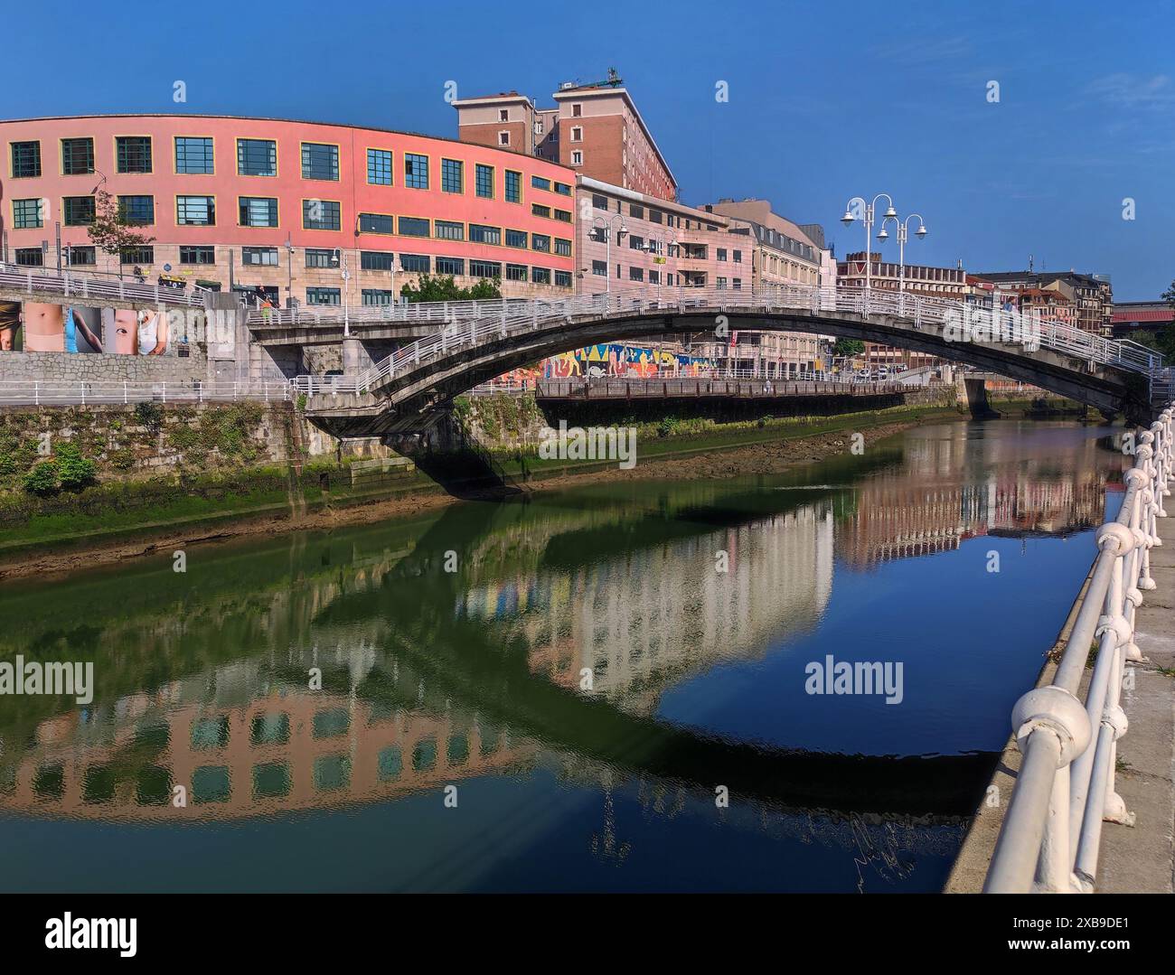 Bilbao: Estuario di Bilbao e ponte di Ribera, con riflessi degli edifici Foto Stock
